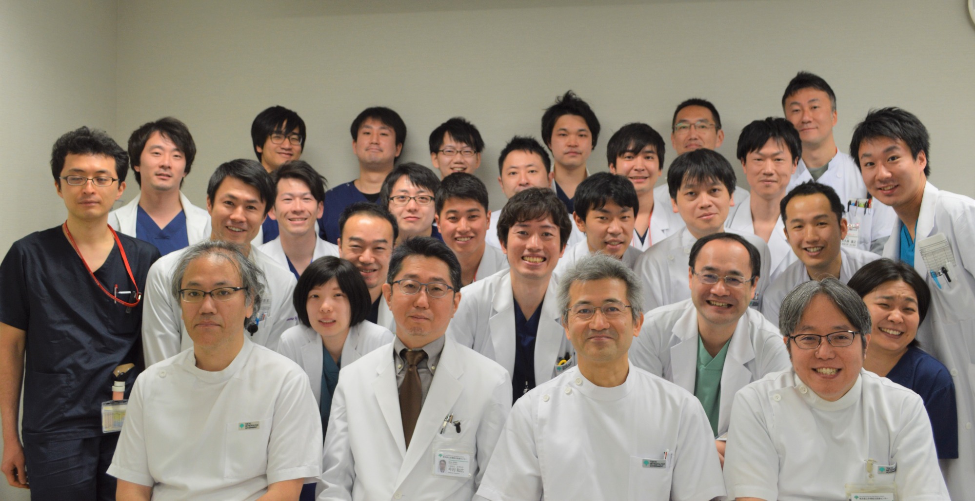 医師らの集合写真です。
