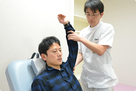 腕を動かし機能回復を向上させている様子