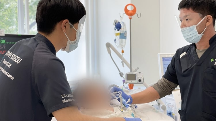ICUでの診察シーンの写真
