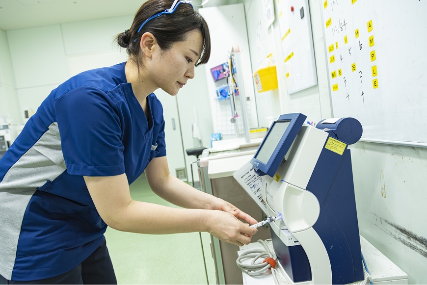 機器を操作している女性の写真