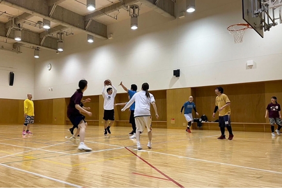 バスケットボールの試合中の写真